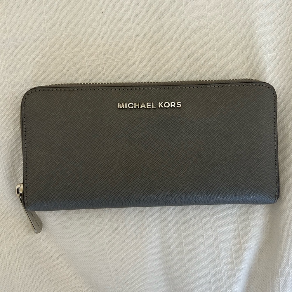 Michael Kors Jet Set Travel Large Quarter-Zip Wallet